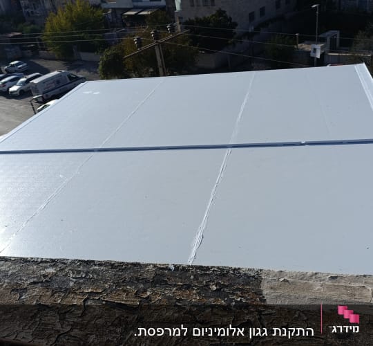 גג אלומיניום מותקן על מבנה